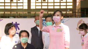 台大護理師溫慧敏為賴清德打疫苗 ▲指揮中心今(30)日於記者會上宣布,凡是年滿20歲以上之國人均能接種國產高端疫苗。圖為副總統賴清德接種高端疫苗。(圖/翻攝自賴清德臉書直播)
