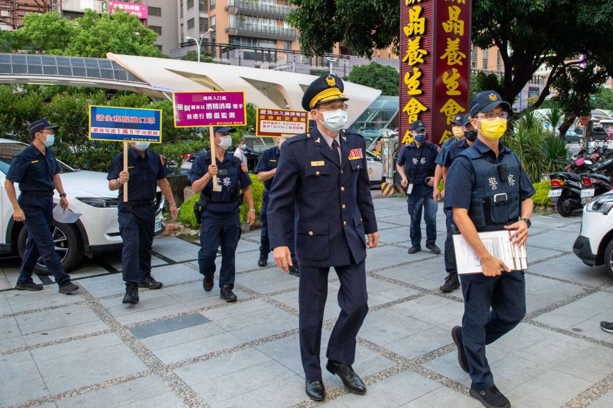 ▲中市警察局第六分局分局長蔡元戎親自帶隊，針對轄內餐飲業、汽車旅館、美容按摩等行業加強防疫宣導，避免業者投機心態違反相關規定(圖／警方提供2021.8.27)