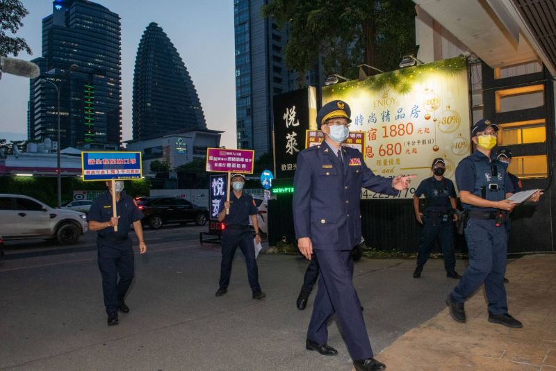 ▲中市警察局第六分局分局長蔡元戎親自帶隊，針對轄內餐飲業、汽車旅館、美容按摩等行業加強防疫宣導