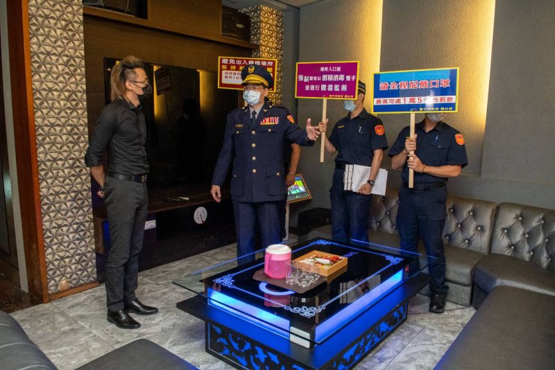 ▲台中市警察局第六分局分局長蔡元戎親自帶隊,針對轄內餐飲業、汽車旅館、美容按摩等行業加強防疫宣導