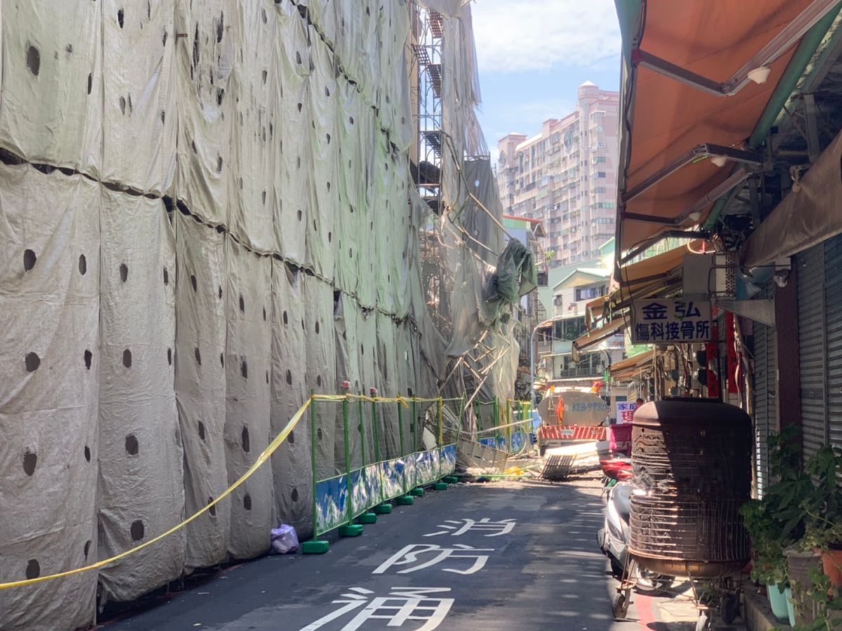 ▲高雄今日戲院舊址今（27）日上午再度傳出圍牆倒塌消息，而這已經是該址第三次倒塌，無人受困身亡。（圖／翻攝畫面）