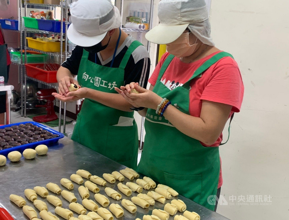 ▲中秋節將至，但社福團體的公益禮盒受到COVID-19疫情衝擊影響，訂單數量下跌，期盼社會大眾共同支持。（圖/中央社）