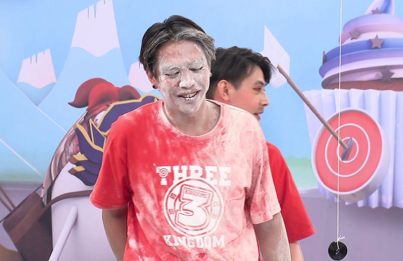 眼睛快睜不開!鯰魚哥無奈被惡整 暴氣自摔麵粉堆