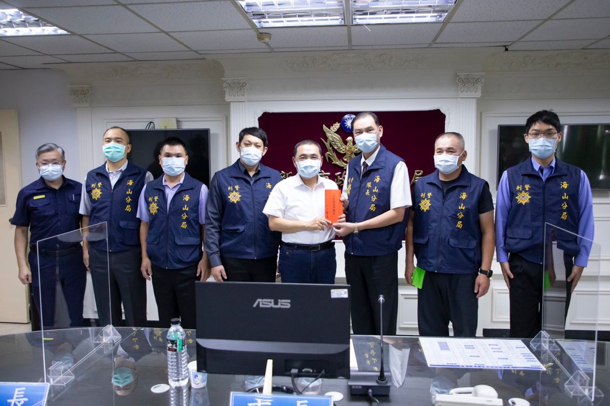 ▲新北市長侯友宜今（27）日前往新北市警察局海山分局頒發10萬元的獎勵金，嘉勉此次查緝走私非洲豬瘟肉品案的第一線有功人員。（圖／新北市政府提供）
