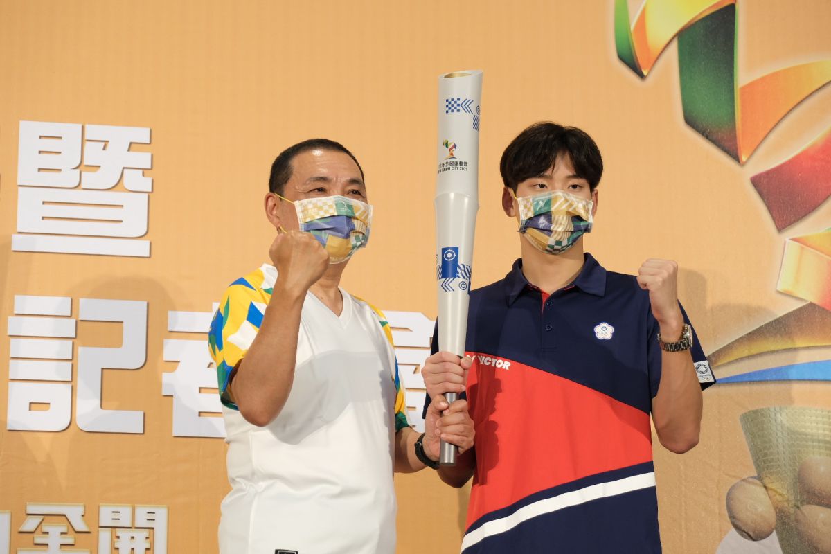 ▲新北市長侯友宜今（27）日邀請東奧游泳國手王冠閎預告聖火的路線。（圖／新北市政府體育處提供）