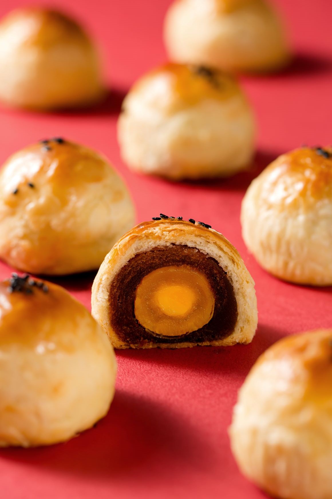 ▲排隊名店「不二糕餅」的蛋黃酥，被喻為全台最搶手，每顆都是用心手工製作，越吃越涮嘴。（圖／業者提供）