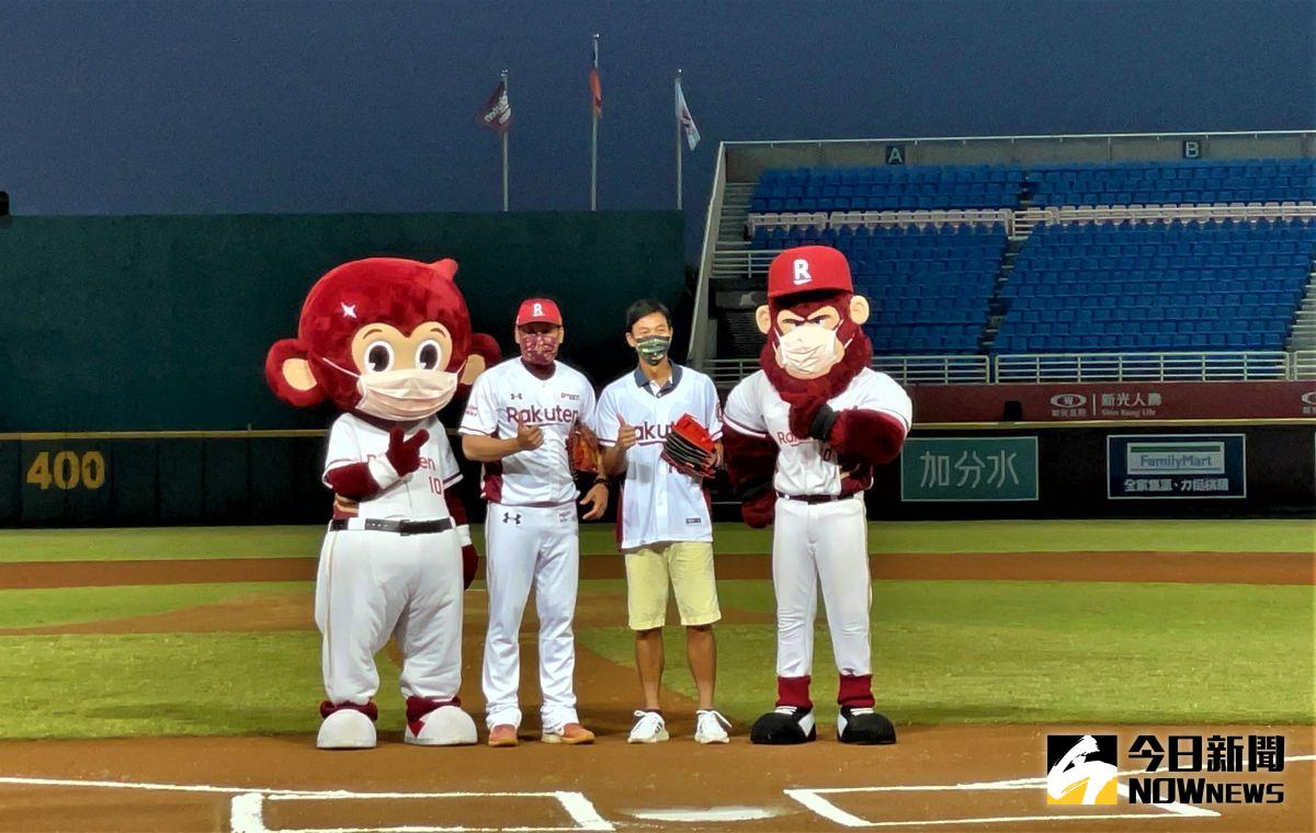 ▲我國網球一哥盧彥勳今(27)日現身桃園棒球場為樂天桃猿開球，特意請樂天教練林英傑蹲捕，兩人是2004年雅典奧運「同梯」國手。（圖／鍾東穎攝 ,2021.08.27）