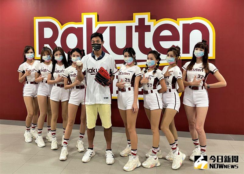 ▲我國網球一哥盧彥勳今(27)日現身桃園棒球場為樂天桃猿開球,和樂天女孩合照。(圖/鍾東穎攝
