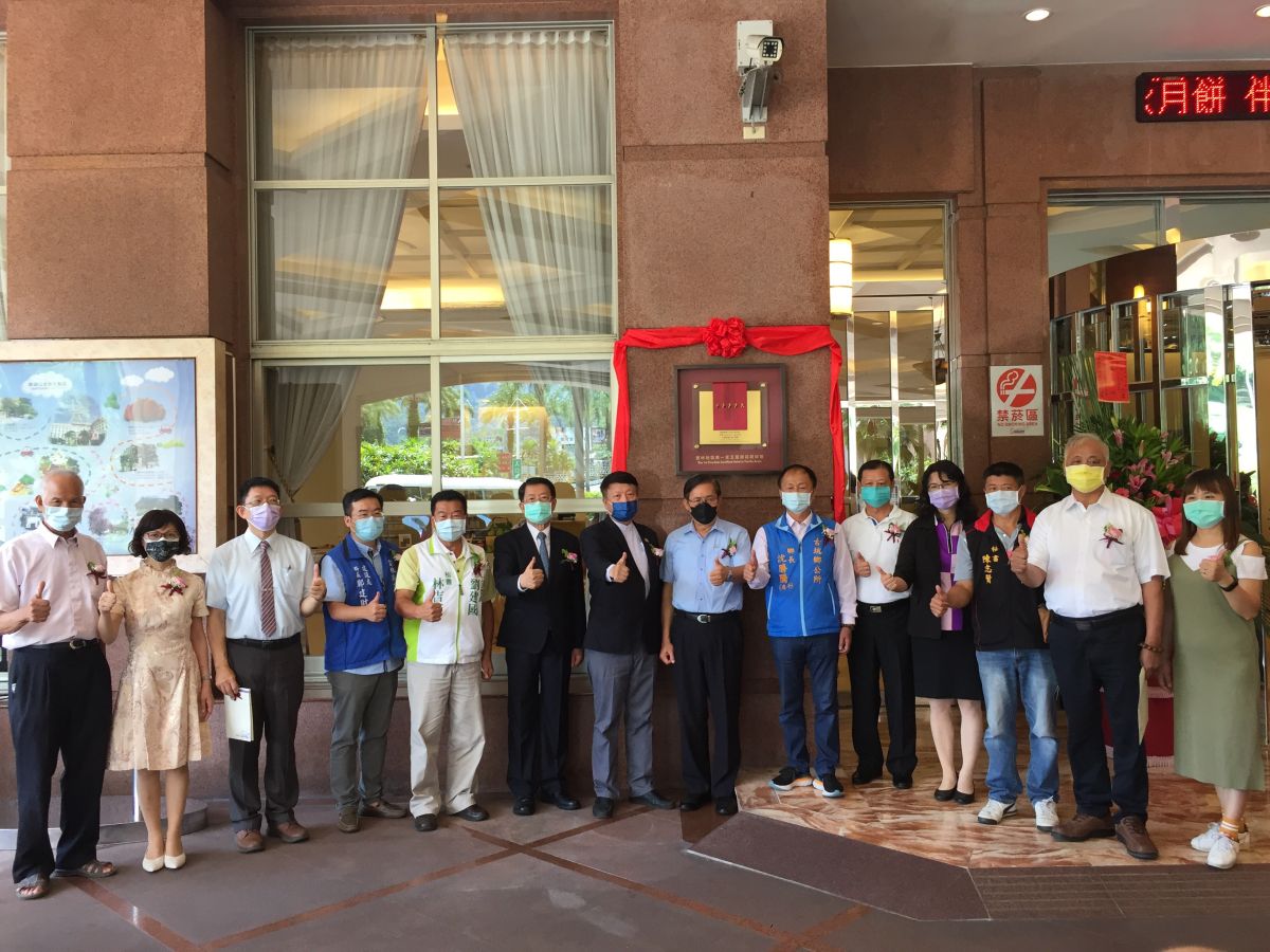 ▲劍湖山世界股份有限公司董事長尤義賢(左七) 、縣政總顧問張清良(右七) 、古坑鄉長沈勝騰(右六)等共同主持揭牌儀式（圖／記者黃傳傑攝，2021,08,27）