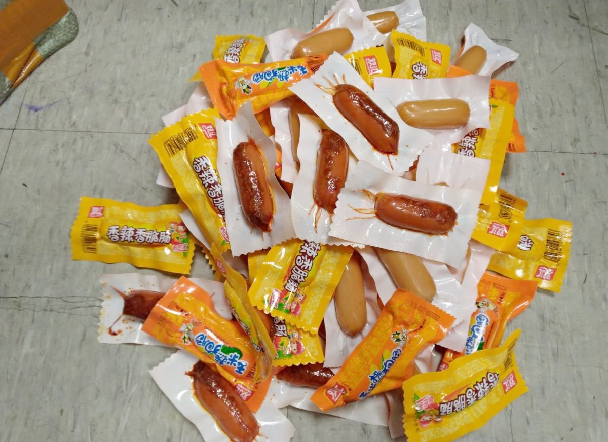 ▲本月25至27日，航警局同仁在快遞貨物中，分別查獲豬肉火腿腸（2.4公斤)、豬肉肉鬆餅（1.44公斤)，合計共3.84公斤。（圖／記者李春台翻攝）