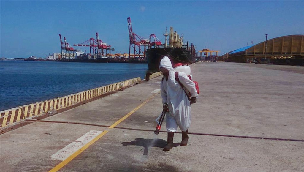 ▲台中港務分公司今天表示，4號碼頭、管制站沿線等相關區域，29日已完成清消。（圖/中央社）