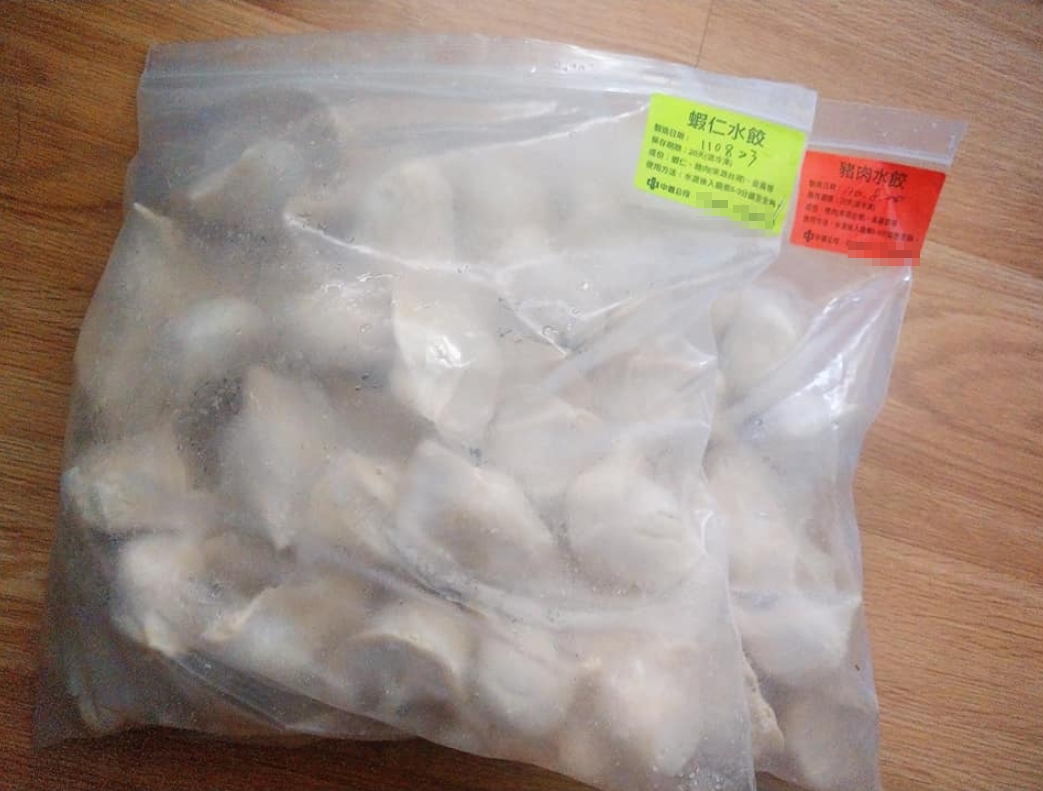 ▲有網友收到朋友寄來的水餃，打開一看卻發現上頭竟標示著鋼鐵公司，懷疑是否標示錯誤同時也釣出不少網友討論。（圖／翻攝自臉書社團《爆廢公社公開版》）