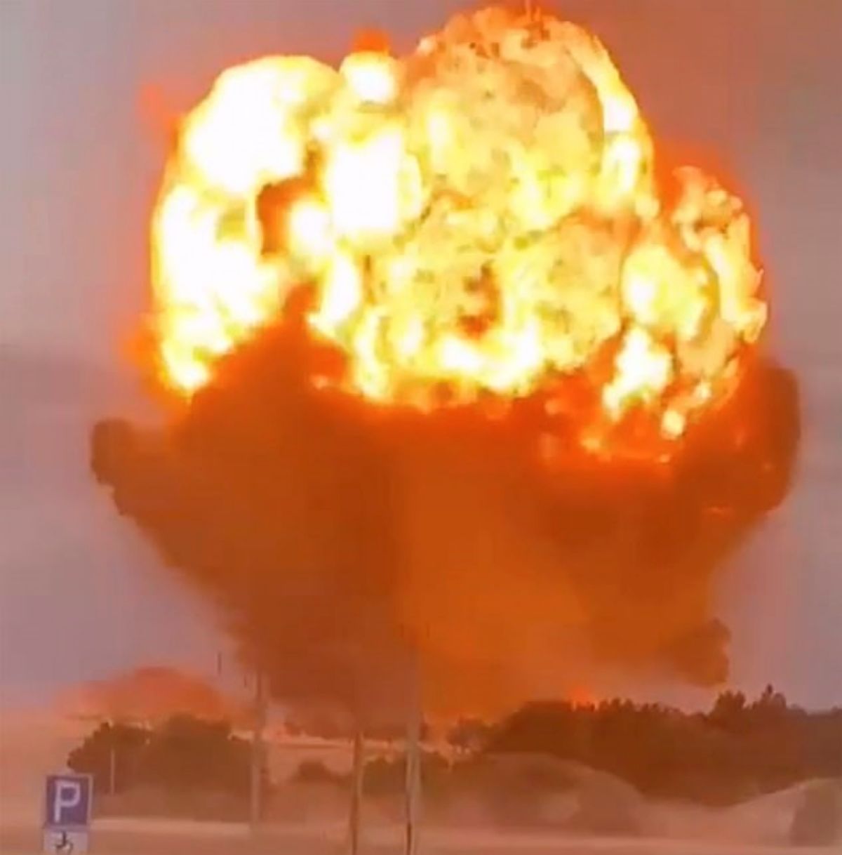 ▲哈薩克當局今天表示，境內一座彈藥儲存設施因失火引起爆炸，造成軍人與消防隊員共9死及90傷。（圖／翻攝自每日郵報）