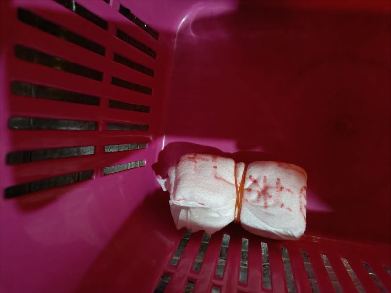 ▲外送員的箱子被放入不明物品,上面寫滿紅字,讓人看了發毛。(圖/翻攝自《外送員的奇聞怪事》臉書)