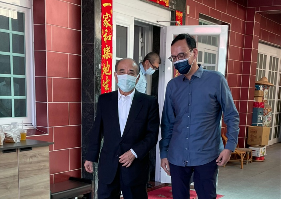 ▲國民黨主席候選人朱立倫（右）今日南下高雄拜會前立法院長王金平（左），爭取支持。（圖／朱立倫辦公室提供）