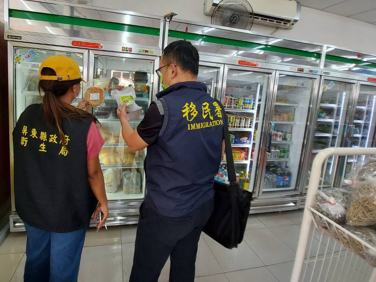 ▲移民署南區事務大隊屏東縣專勤隊查獲豬肉成份來源不明之越南酸肉，交由屏東縣政府衛生局人員查扣送驗。(圖／記者黃守作攝，2021.08.28)