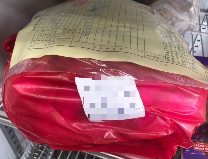 ▲移民署南區事務大隊屏東縣專勤隊查獲豬肉成份來源不明之越南酸肉,乃交由屏東縣政府衛生局人員查扣送驗。(圖/記者黃守作攝,2021.08.28)