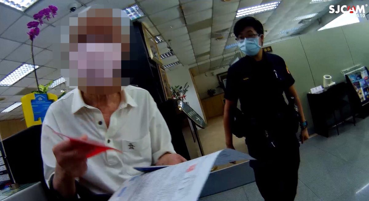 ▲解約300萬元欲購屋的陳姓老翁在員警的勸說下，終於放棄要提領現金的念頭，也頻頻感謝警方協助讓其避免無謂的金錢損失。(圖／記者郭凱杰翻攝)

