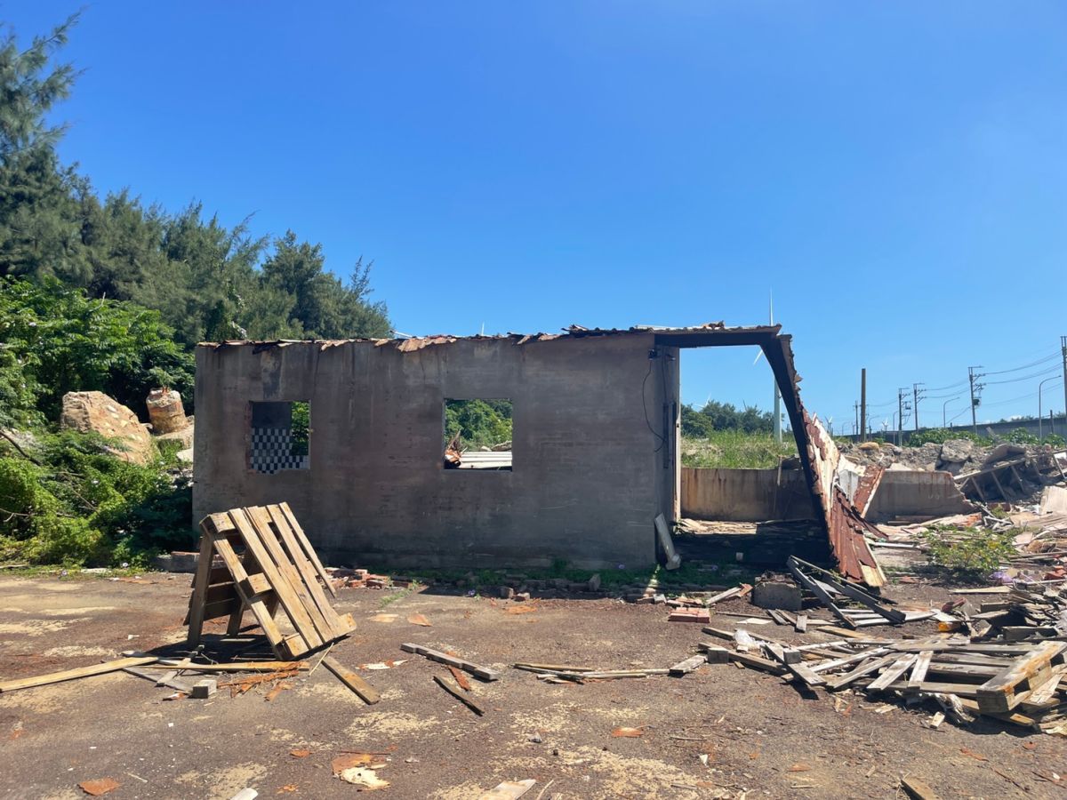 ▲桃園驚傳無臉男屍被棄置在台61線這處空屋，屍體遭焚燒並腫脹長蛆。警方循線逮捕2嫌，卻堅稱沒有殺人。（圖／記者李春台翻攝）