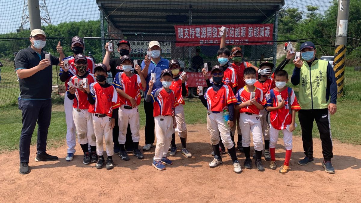 ▲2021種子盃棒球邀請賽開打，立委陳柏惟致贈烏日在地黑豆所製成的黑豆奶，提供參賽選手補充營養(圖／陳柏惟服務處提供2021.8.28)