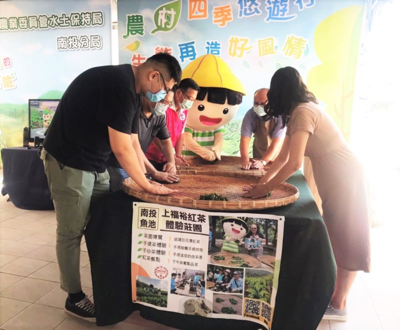 ▲今明在日月潭畔舉辦的農萊市集,可體驗揉茶烘茶品茶難得經驗。(圖/水保局提供)