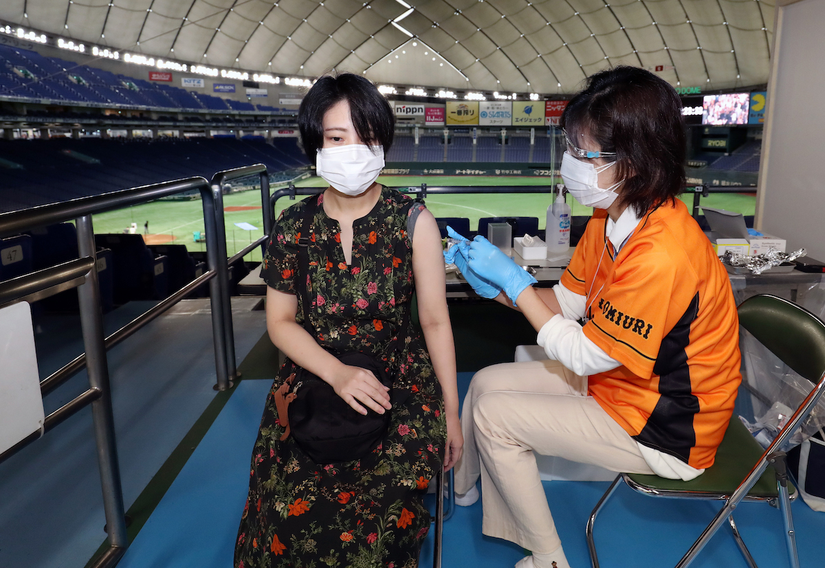 ▲根據日本首相官邸網站公布的資料，截至9月12日止，日本已有6447萬6713人完成接種2劑COVID-19疫苗，超過總人口的一半，比率約為50.9%。（圖／美聯社／達志影像）