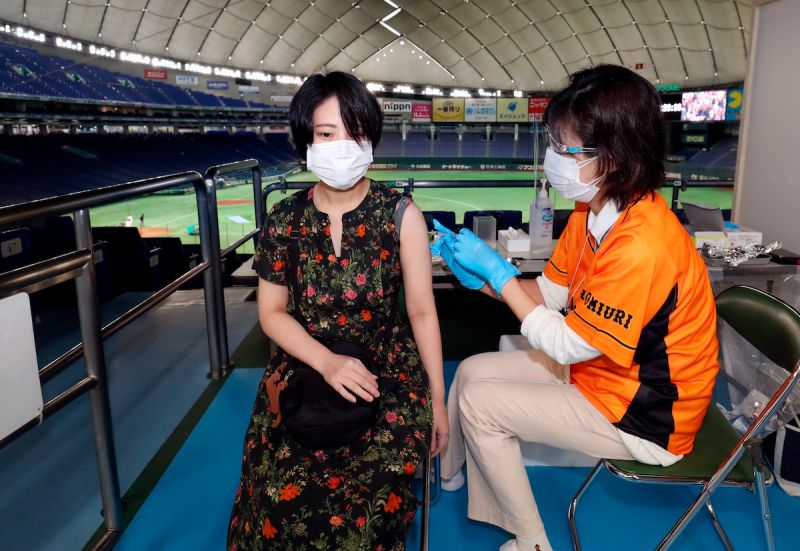 ▲根據日本首相官邸網站公布的資料，截至9月12日止，日本已有6447萬6713人完成接種2劑COVID-19疫苗，超過總人口的一半，比率約為50.9%。（圖／美聯社／達志影像）