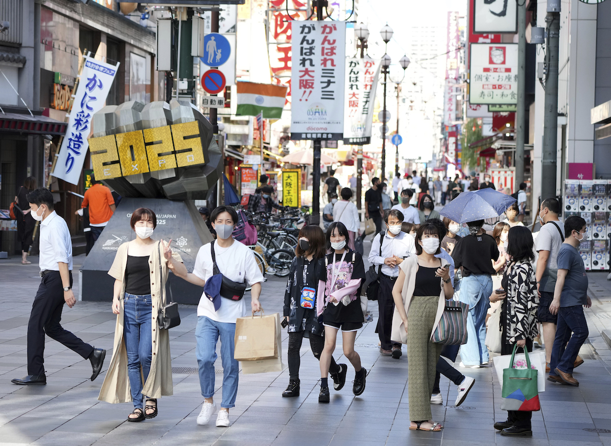 ▲日本AI模擬分析的結果，判斷日本的疫情將在12月再度擴大成為第6波疫情，明年1月中旬達高峰。（圖／美聯社／達志影像）