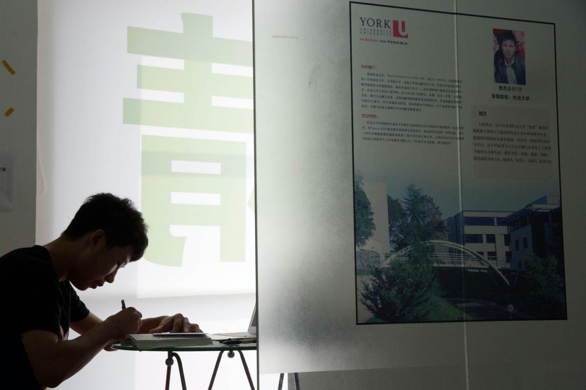 ▲受到中國監管補教業的「雙減」政策影響，近日中國補教業裁員、關門消息頻傳。示意圖。（圖／美聯社／達志影像）