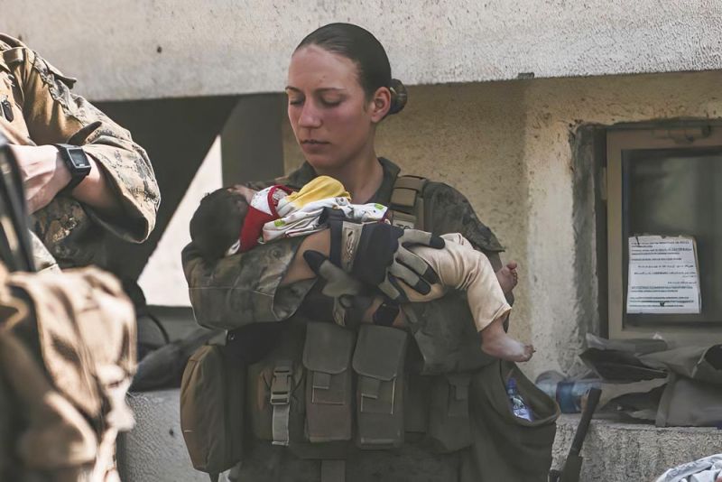 23歲美軍喀布爾機場攻擊中殉職　安撫難民嬰兒成最暖遺照