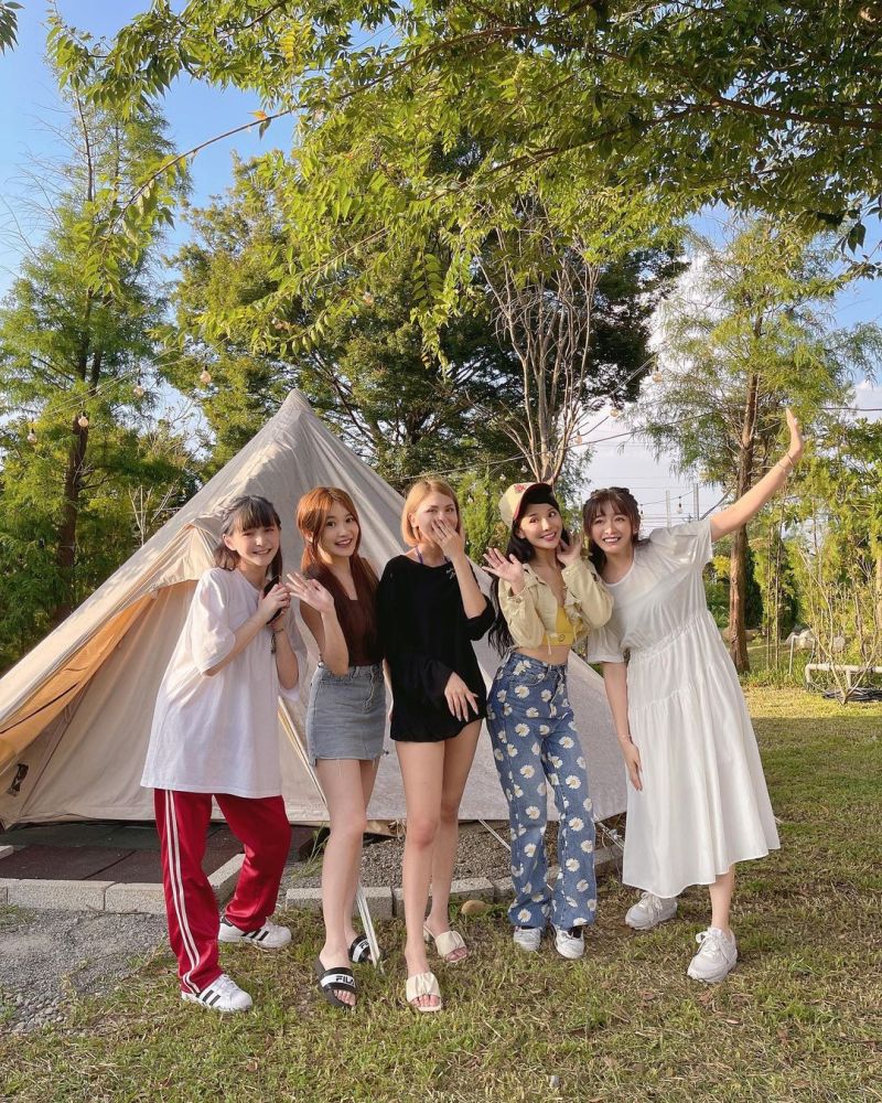 ▲艾瑞絲與反骨男孩成員一起露營，左起為本本、艾瑞絲、蕾菈、琳妲和陳語謙。（圖／艾瑞絲IG）