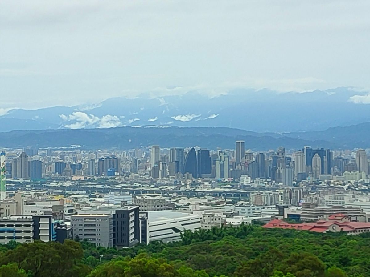 ▲老舊建築物更新重建，放寬北向日照檢討方式，建築物高度小於21公尺者得免檢討(圖／柳榮俊攝2021.8.29)