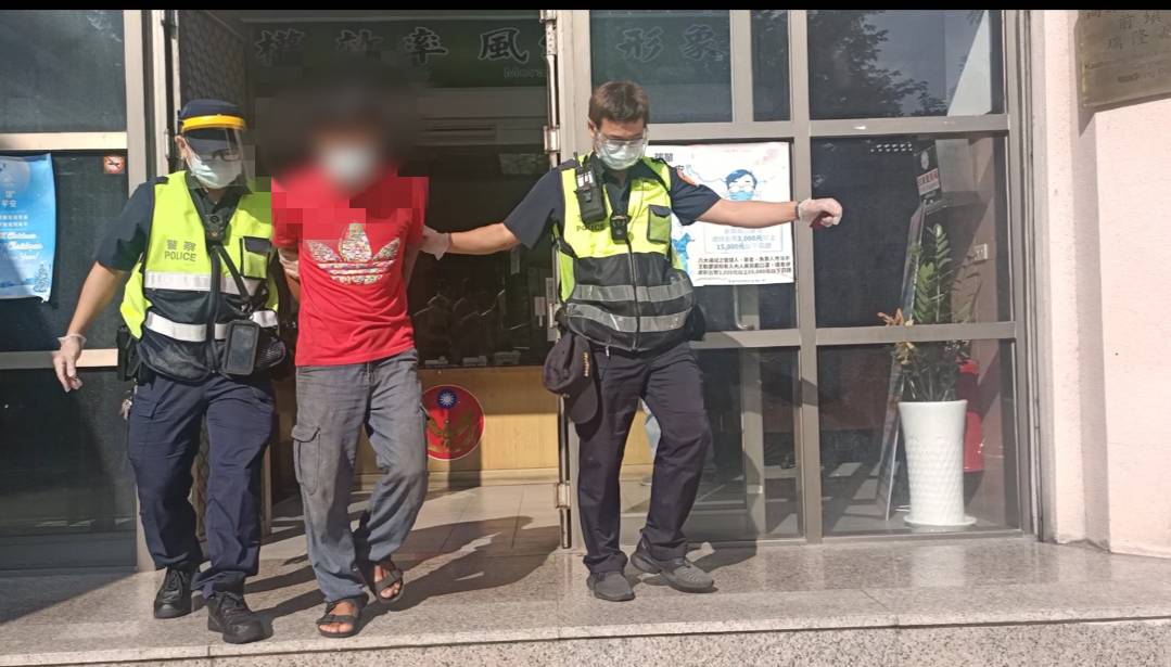 ▲嫌犯被依竊盜罪嫌移送高雄地檢署偵辦。（圖／翻攝畫面）