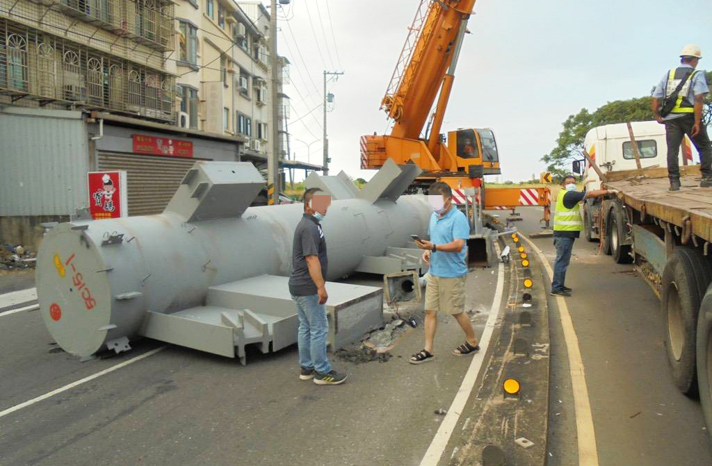 ▲拖板車載運大型鋼構貨物，在觀音區中山路轉成功路三段時，重物竟滾向對向車道，險象環生。（圖／大園分局提供）