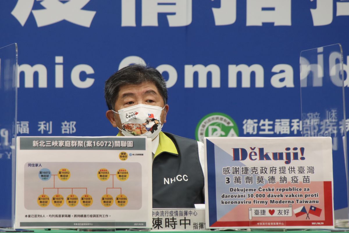 ▲指揮中心指揮官陳時中今（29）日說明，該機師染疫可能是整體機組員的國內外流程有所疏漏，暫時可能會加嚴，等檢視完再進行評估。（圖／指揮中心提供）