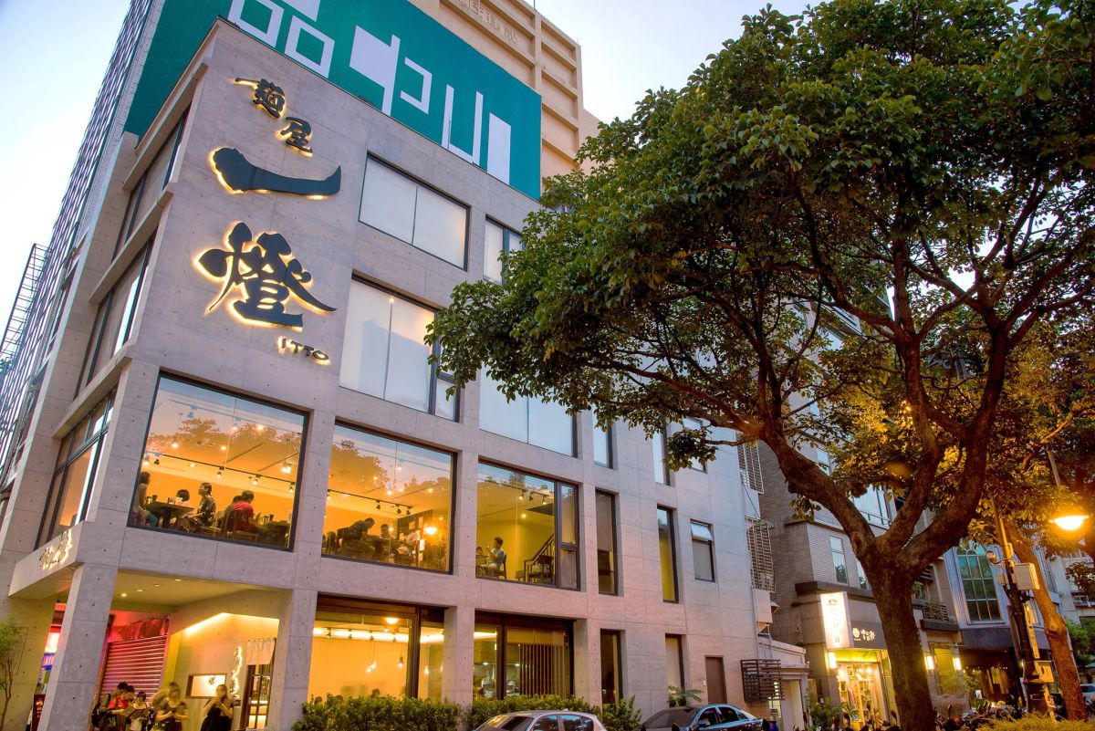 ▲台北市衛生局今（28）日公布市售包（盛）裝飲用水抽驗結果，其中有1件檢出「大腸桿菌群」，中山區知名拉麵店「麵屋一燈」的盛裝飲用水經複檢仍不合格，衛生局已依違反《食品安全衛生管理法》，對業者開罰3萬元。（圖／翻攝自麵屋一燈臉書專頁）