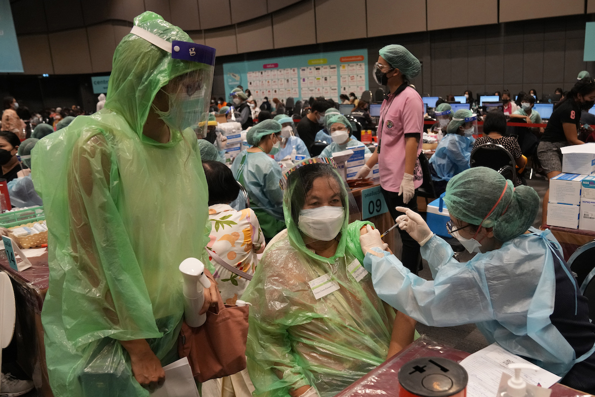 ▲泰國今天通報新增60個染疫死亡病例，是近3個月以來新低。隨著疫情趨緩，泰國政府準備在11月開放曼谷國際觀光，曼谷市長今天表示10月底前可以讓7成曼谷居民完整接種疫苗。（圖／美聯社／達志影像）