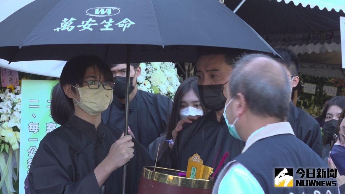 ▲李㼈（右二）送父親最後一程。（圖／記者王嘉鴻攝）