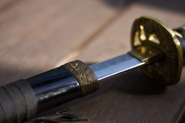 ▲艾菲爾老師提醒,家中擺放刀具可鎮宅擋煞,但要注意要有刀鞘、劍鞘,也不能直接掛在牆上。(圖/翻攝Pixabay)