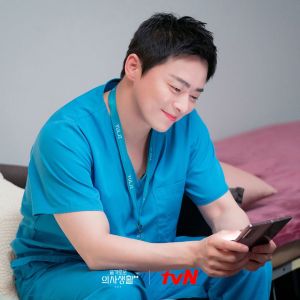 ▲曹政奭劇中是溫暖的肝膽胰外科醫師。（圖／tvN Twitter）