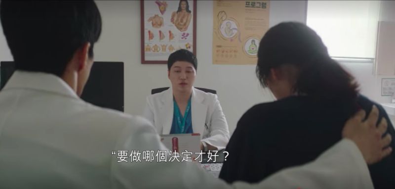 ▲▼劇中,金大明(上圖,下圖中)以專業只是勸導丁文晟太太接受化療。(圖/翻攝Netflix、tvN