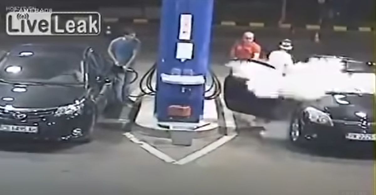 ▲日前有網友在國外論壇「Reddit」公布一段監視器畫面，當中一名駕駛無視加油站老闆警告，若無其事地抽菸，沒想到下秒老闆就拿起一旁的加油站朝他手中的菸狂噴。（圖／翻攝自Reddit）