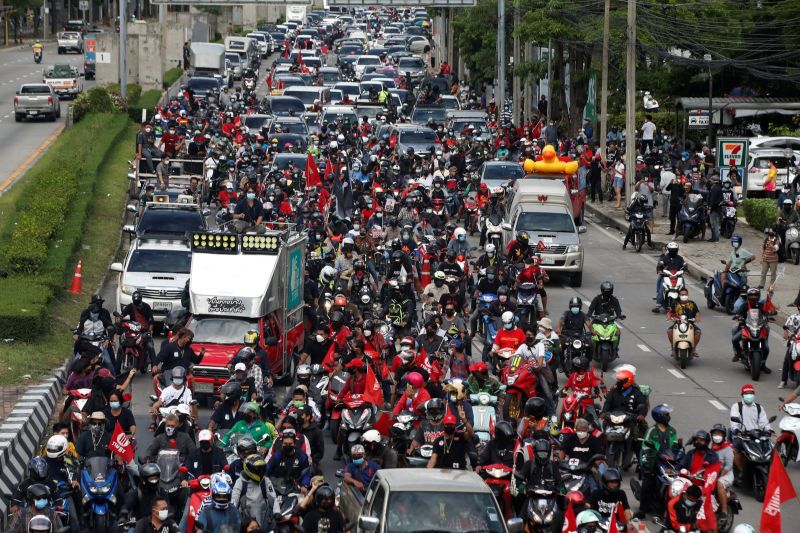 ▲泰國反政府示威者29日再度集結，要求總理帕拉育下台。上千民眾以騎機車或開車方式遊行，表達對政府抗疫不力的不滿；另一群示威者則在帕拉育宿舍附近的路口和警方激烈衝突。（圖／美聯社／達志影像）