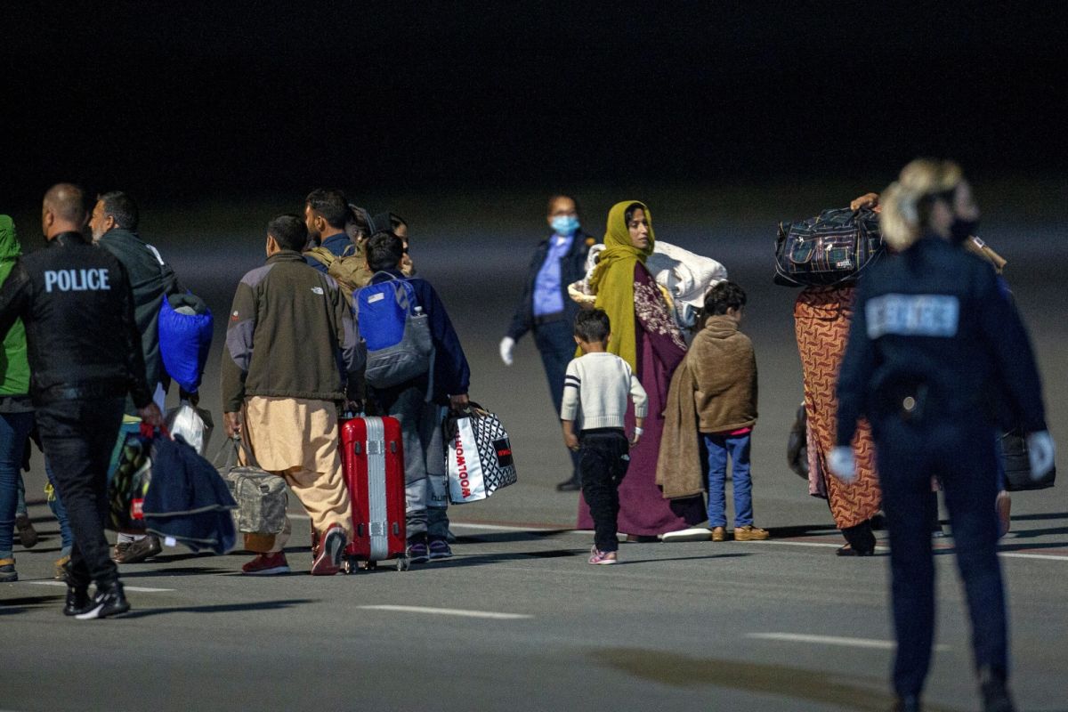 ▲近3個月來，逃離阿富汗塔利班政權抵達巴西的人數大增，8月有153人抵達聖保羅國際機場，雖然有民間團體協助，但巴西政府因應不及。資料照。（圖／美聯社／達志影像）