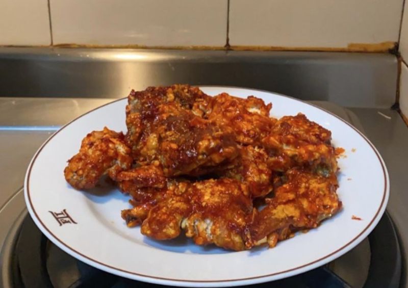 ▲原PO利用氣炸鍋料理，迅速就端出一盤完美的韓式炸雞。（圖／翻攝自《Dcard》）
