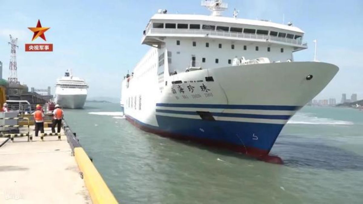 ▲解放軍最近一次對台作戰登陸演習，涉及福建廈門73集團軍兩棲作戰旅，有港媒指出，此次運輸任務是由渤海輪渡集團1萬6千噸的「渤海珍珠號」完成。資料照。（圖／翻攝自央視）