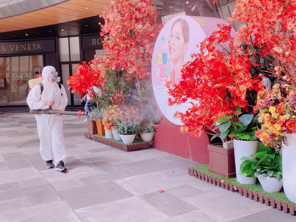 ▲板橋大遠百由於有員工確診，進行清消作業。（圖/翻攝板橋大遠百臉書）