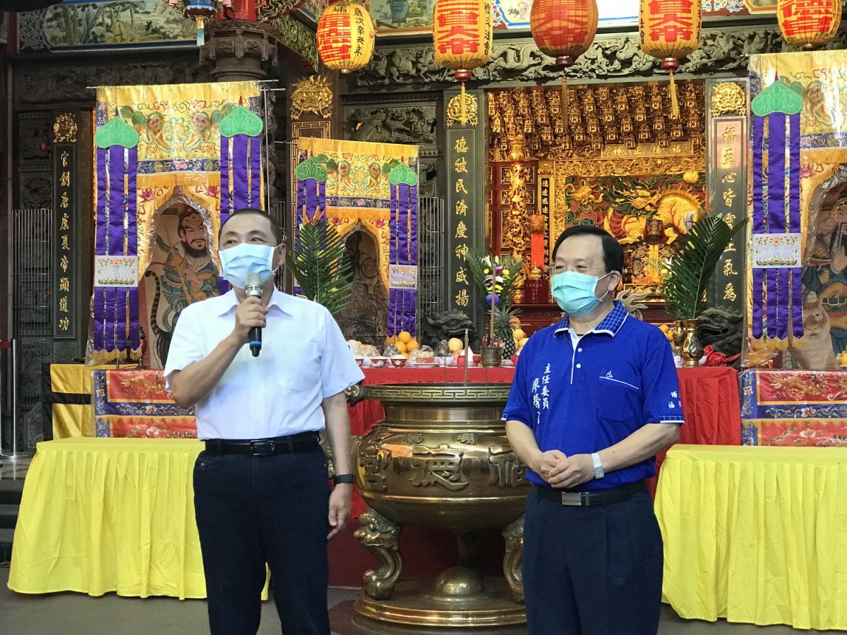 ▲將出任台北畜產公司董事長的板橋區埔墘福德宮主委廖榮清（右），今日早上代表廟方捐贈贊普的物資及善款50萬元，幫助新北的弱勢家庭，由新北市長侯友宜代表受贈。（圖／新北市政府民政局提供）