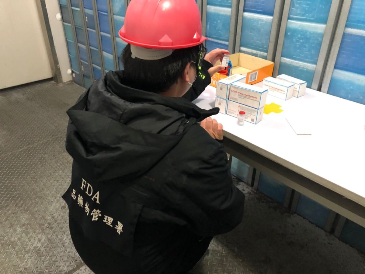 ▲捷克贈3萬劑莫德納，食藥署封緘檢驗中。（圖/食藥署提供）