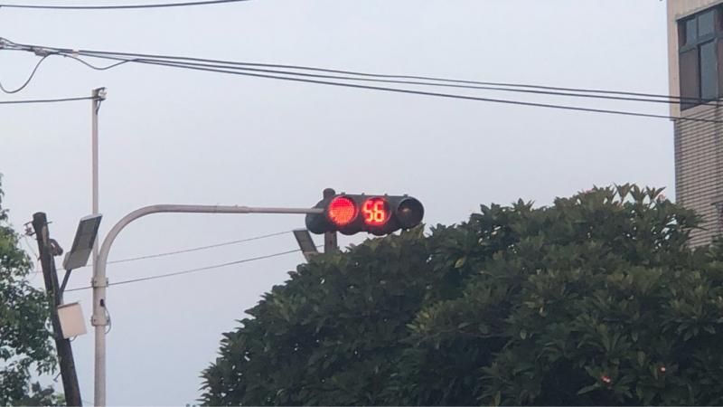 ▲在台灣紅綠燈幾乎都有倒數讀秒器，也讓不少國外的人感到新鮮。（圖／翻攝自PTT）